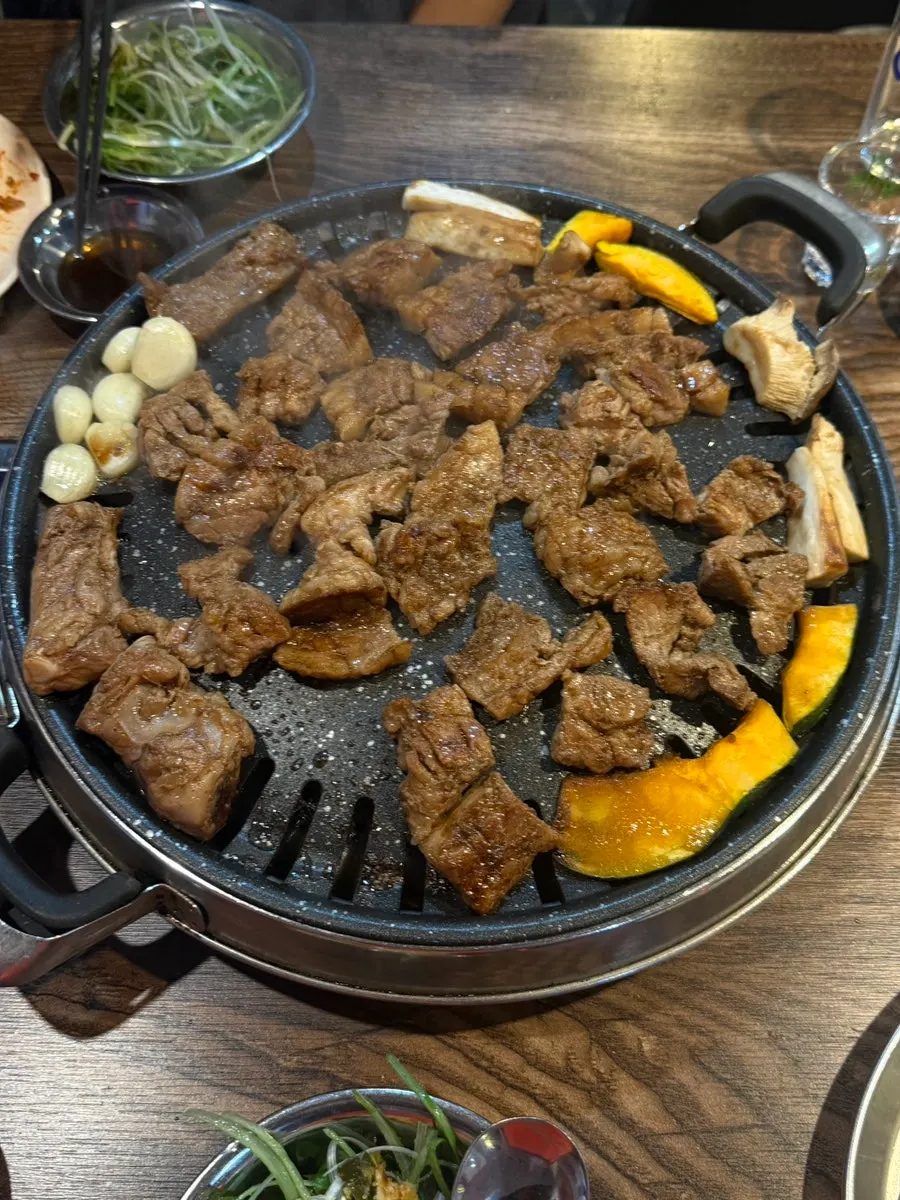 불판에서 구워지는 갈비와 버섯, 호박