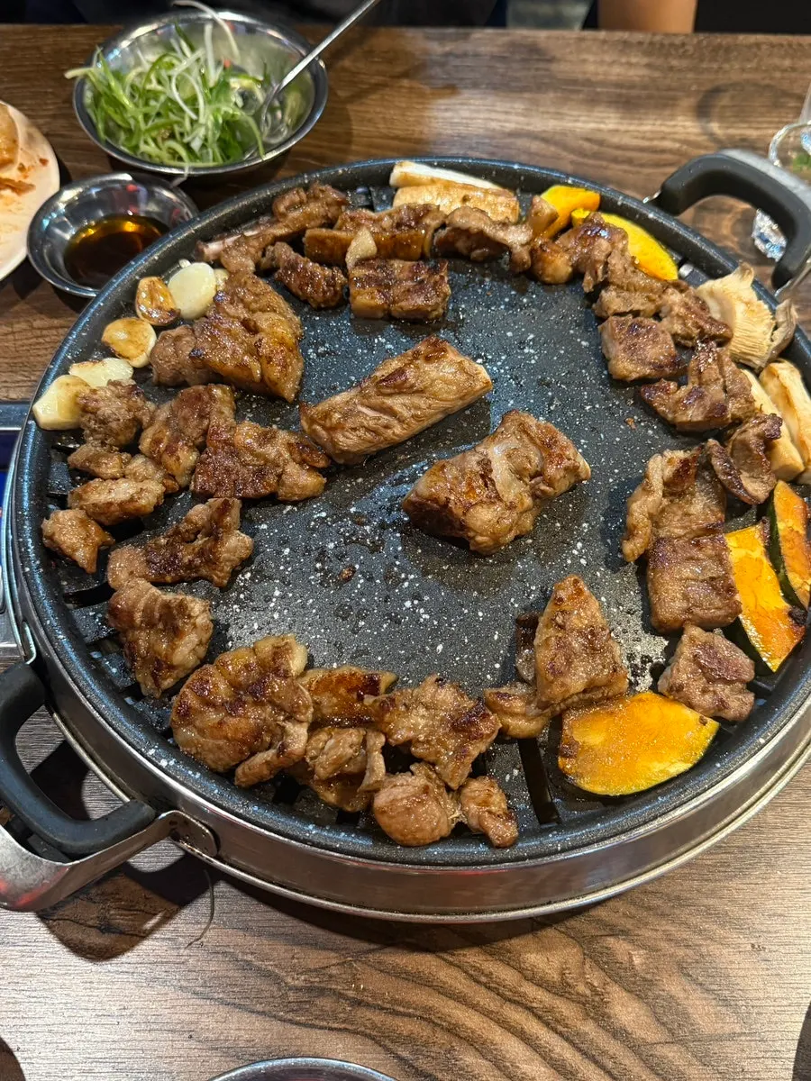 노릇하게 구워진 돼지갈비 한 점