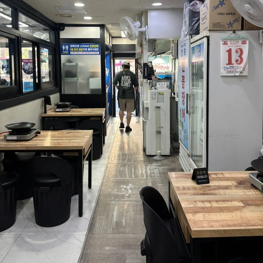 이른 저녁 손님이 있는 경북산꼼장어 테이블