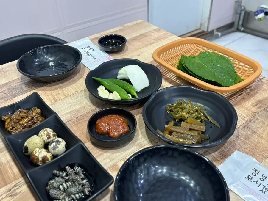 경북산꼼장어 상차림과 기본 반찬