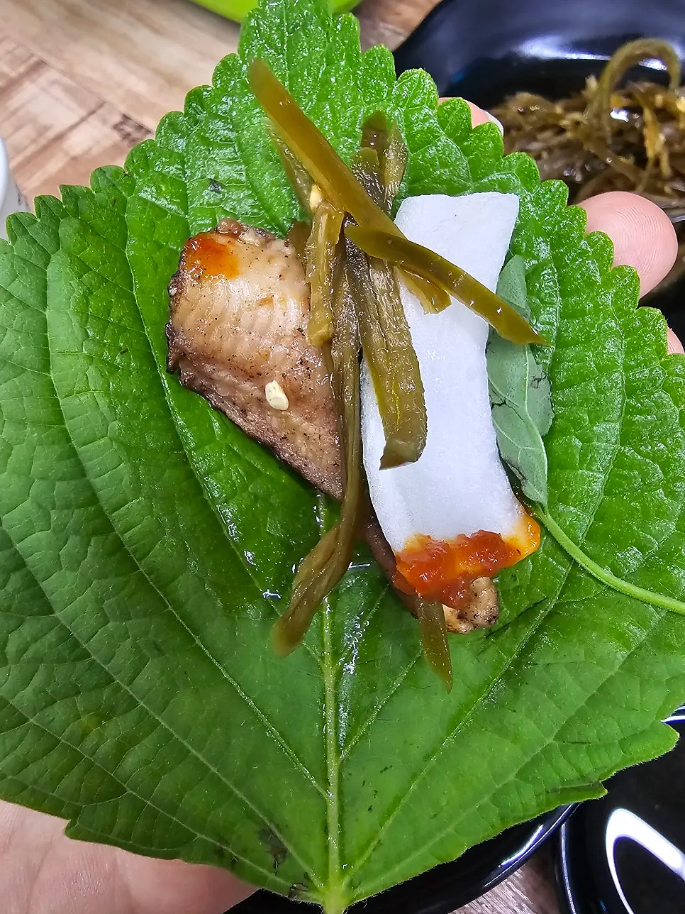 Salt-grilled kkomjangeo dipped in sesame oil