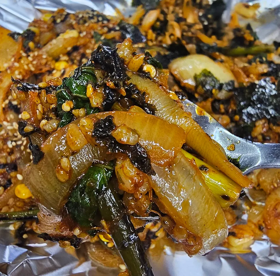 Fried rice eaten wrapped in seaweed