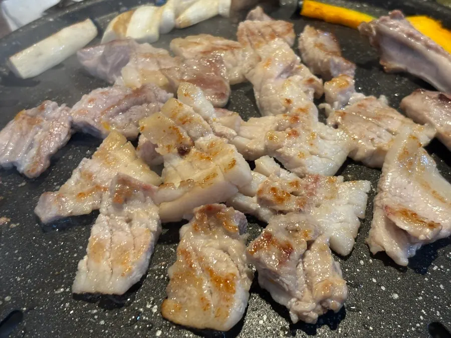 Well-grilled raw pork ribs cooked by the staff