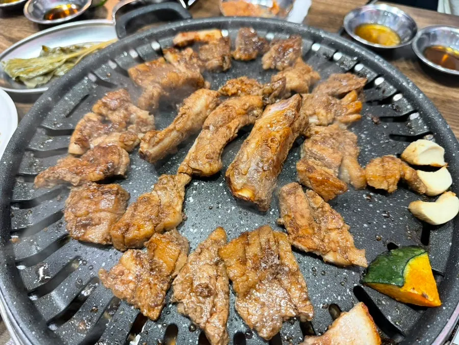 Pork ribs and bowls of rice on the table
