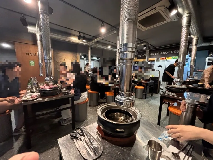 Interior of Choryang Saenggalbi, a comfortably sized dining room