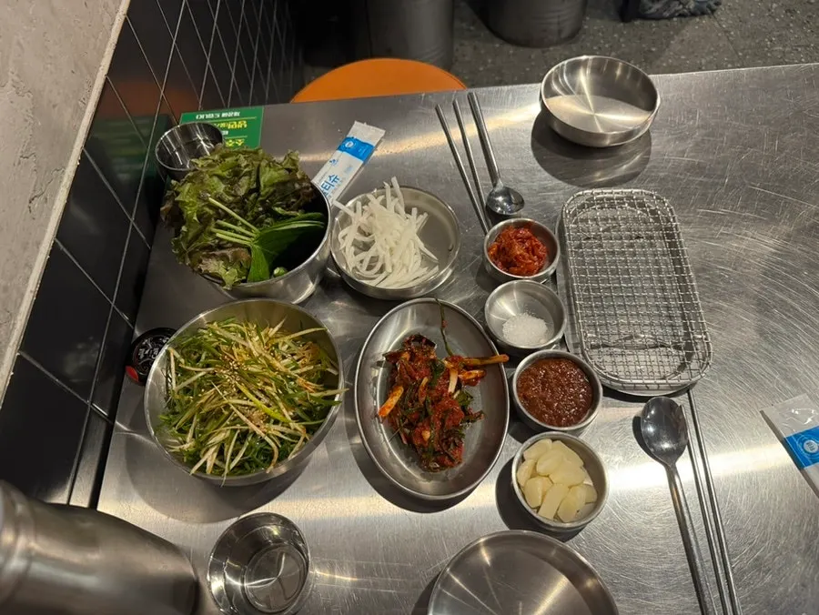 고기와 함께 세팅된 초량생갈비 밑반찬