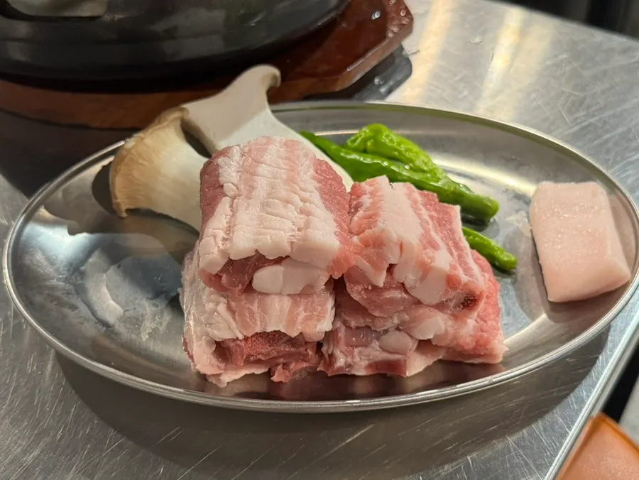 접시에 담겨 나온 초량생갈비 생고기