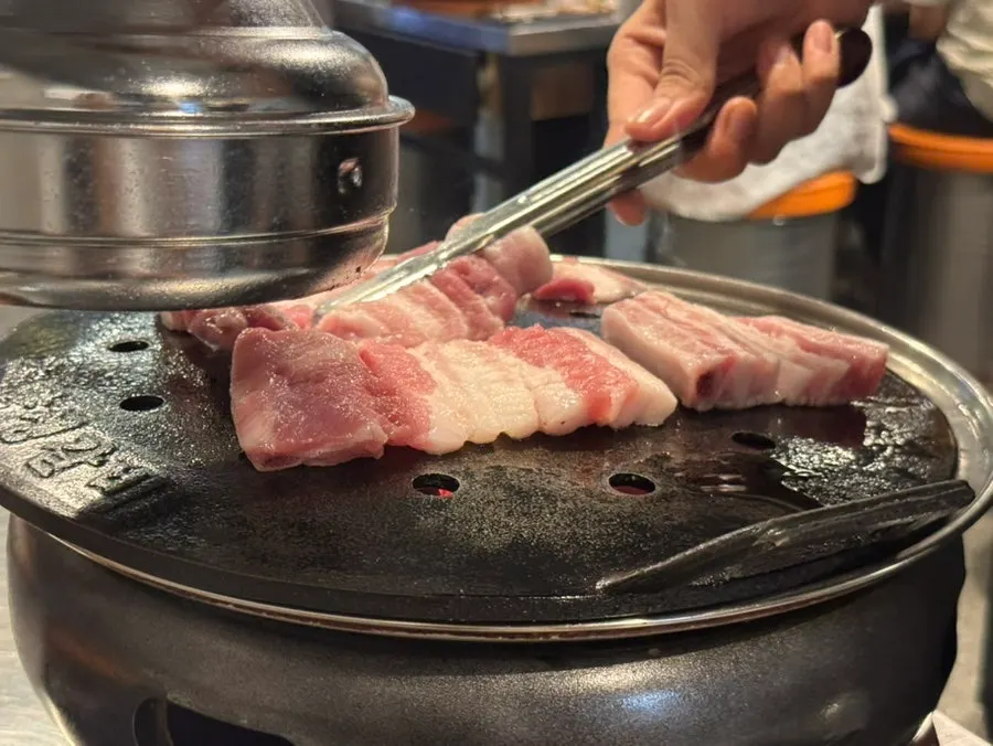 직원이 불판에 올려 굽는 생갈비