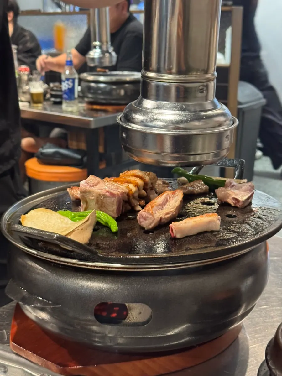다 구워져 먹기 좋게 잘린 생갈비