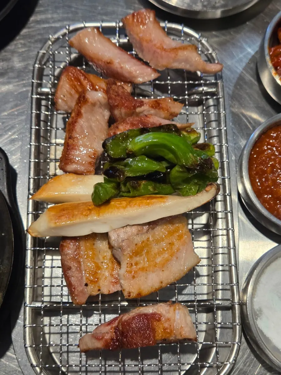 Kkwariggochu peppers grilled alongside the meat