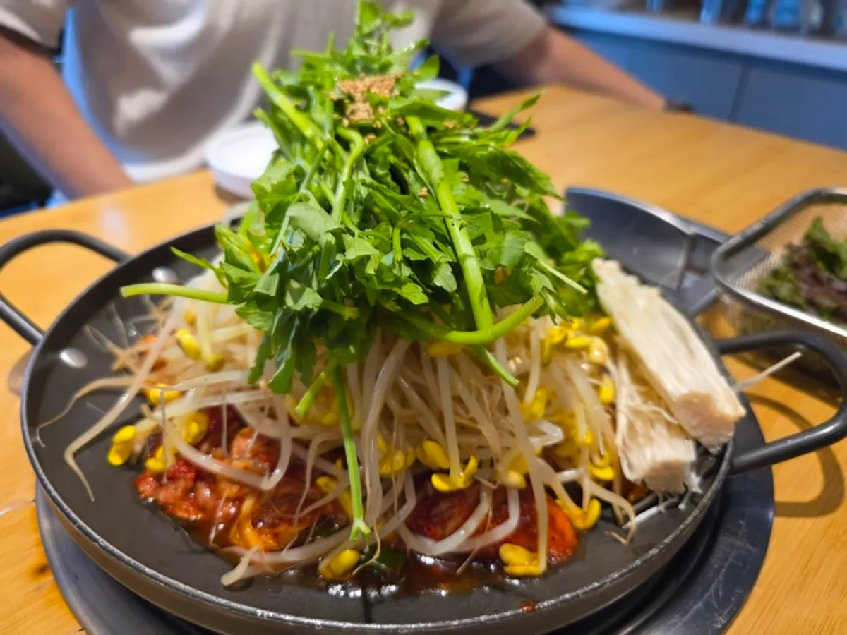 Full spread of squid-and-pork duruchigi at Oneuldo Utja Chowol