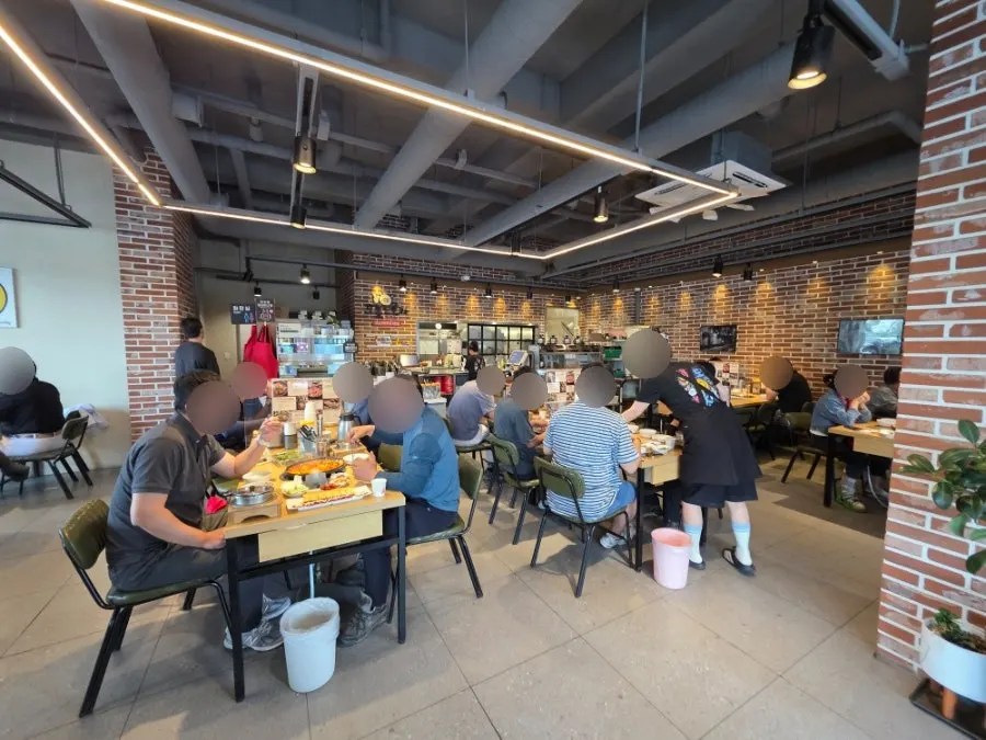 Clean, bright interior of Oneuldo Utja Chowol