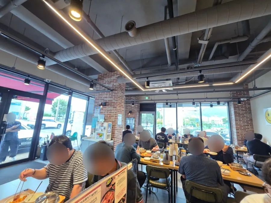 Dining hall with every table full at Oneuldo Utja Chowol