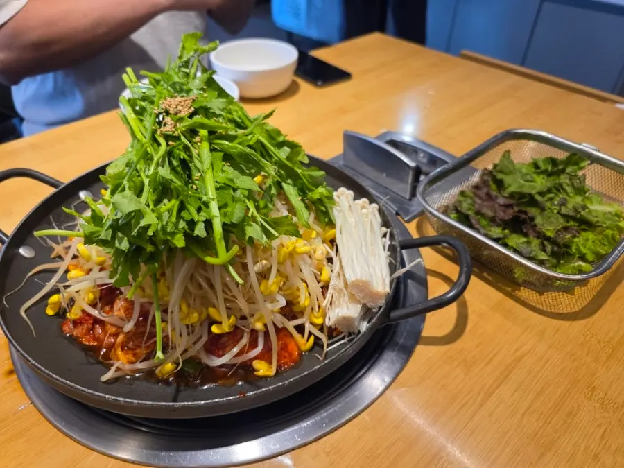 Squid-and-pork duruchigi piled high with vegetables