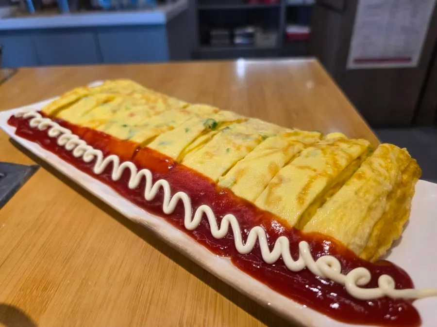 A plate of Oneuldo Utja Chowol's egg rolls