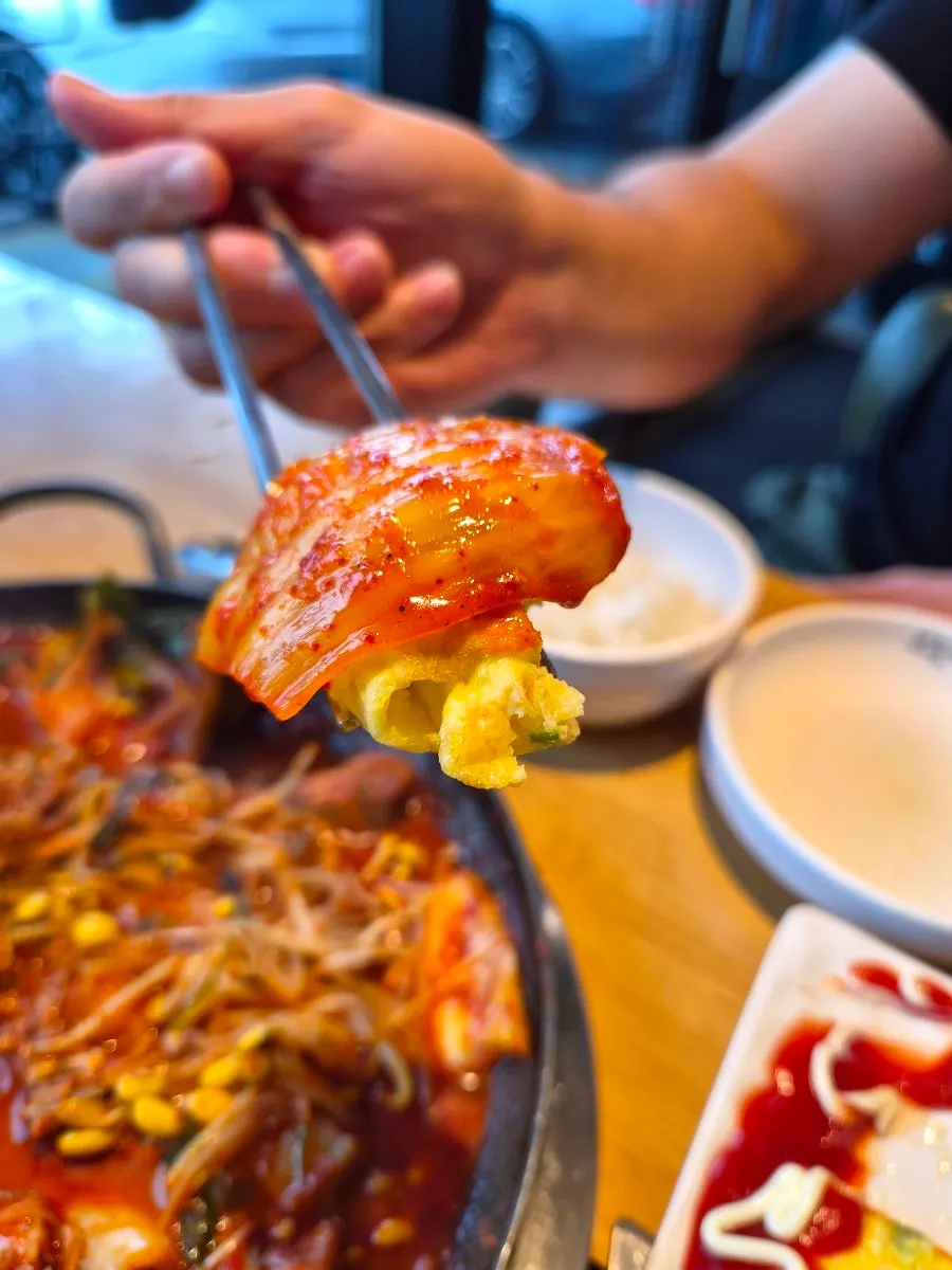 A spoonful of duruchigi eaten with sotbap