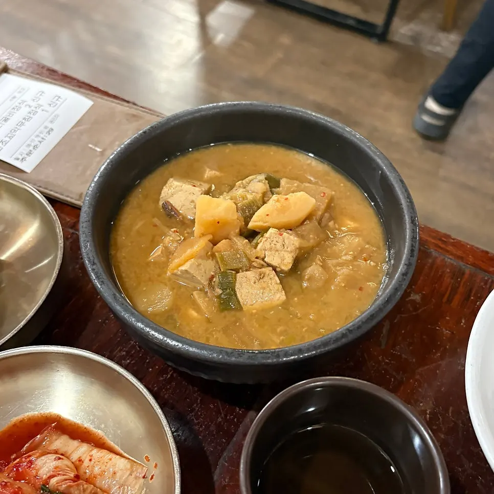 연근·김치·가지튀김·잡채 등 반찬 접시