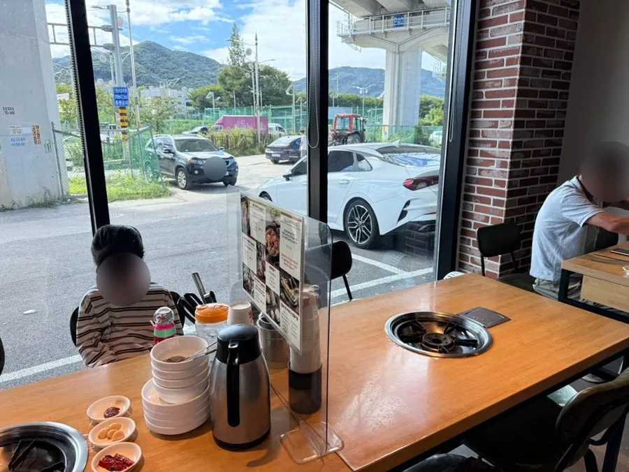 오늘도웃자 초월점 식당 내부