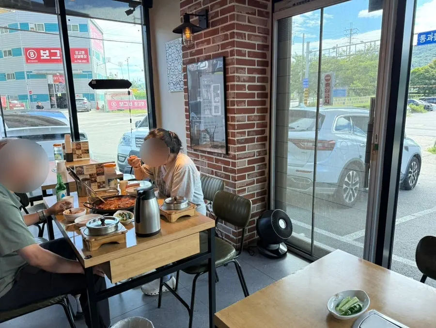 두루치기 식사 중인 매장 내부