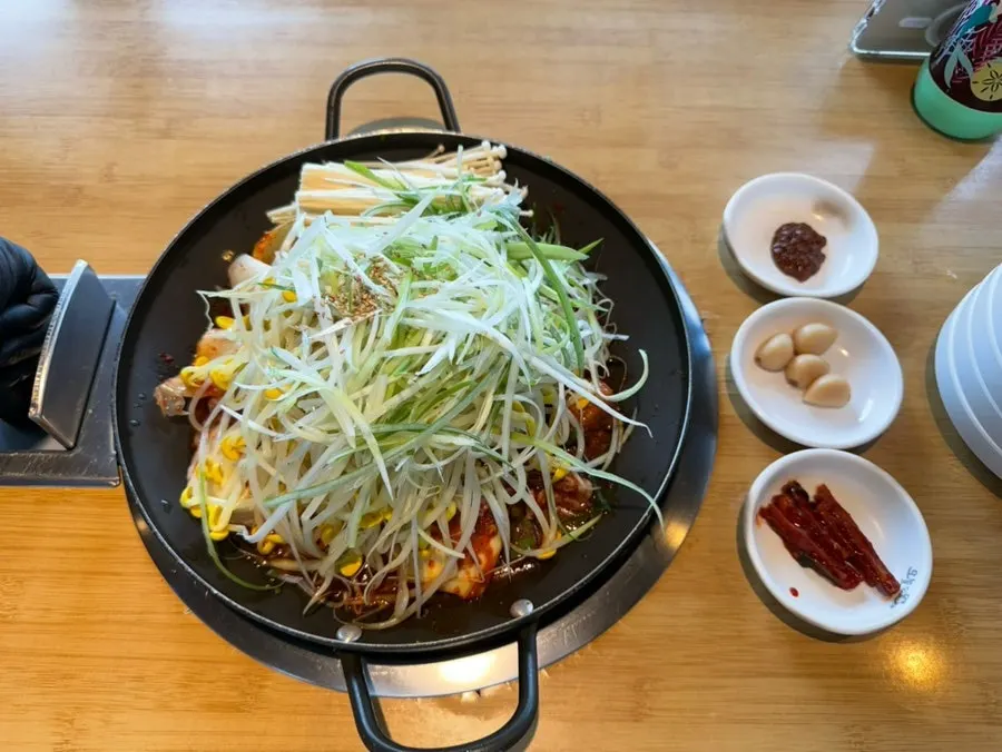 두루치기와 솥밥 상차림
