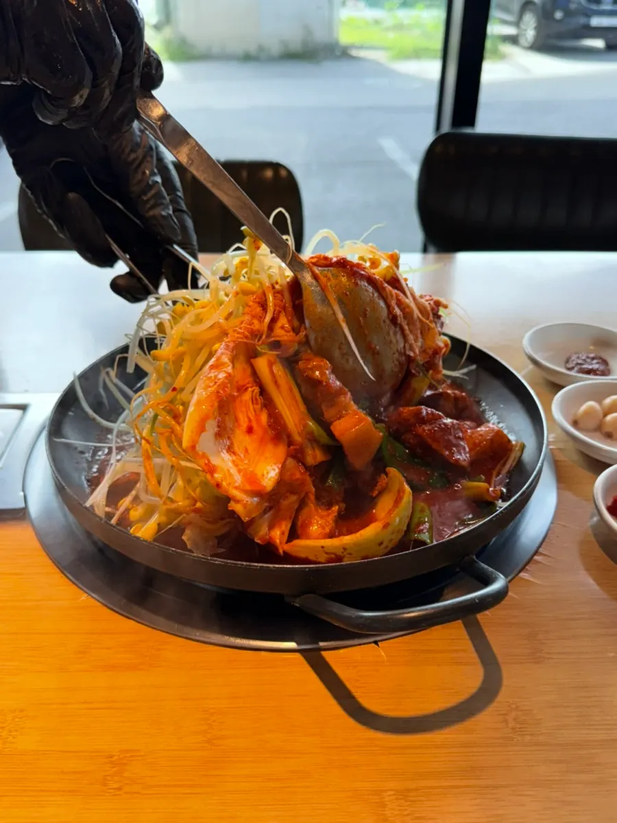 콩나물과 파채를 올린 두루치기