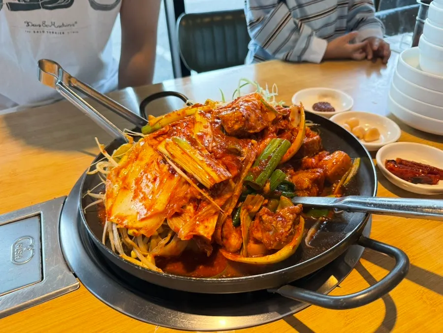 직원이 섞어주는 두루치기