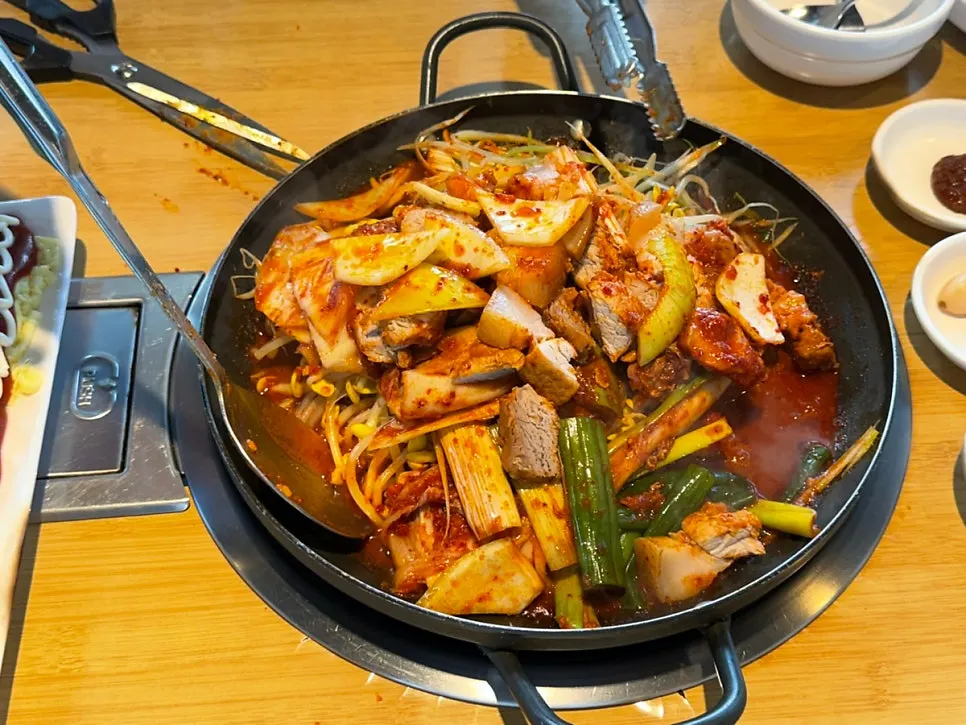 돼지고기와 채소 김치 두루치기