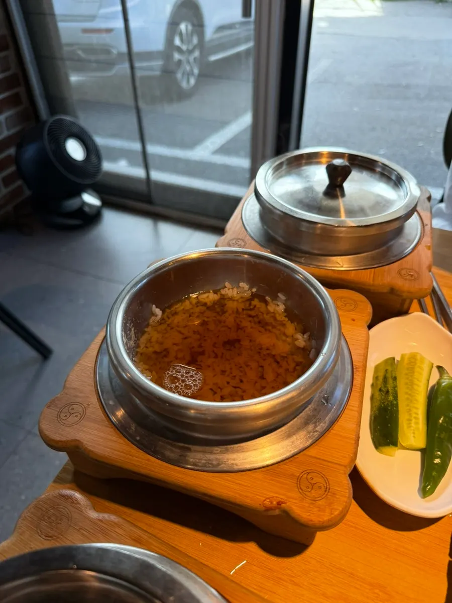 갓 지은 솥밥과 누룽지