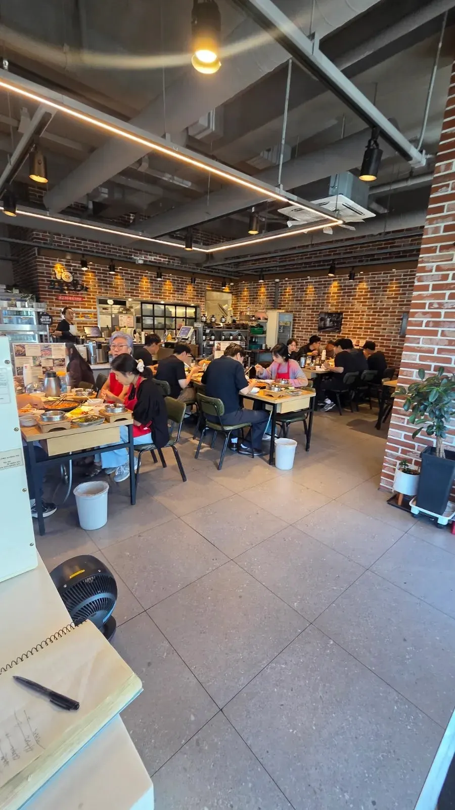 손님으로 붐비는 오늘도웃자 초월점 매장