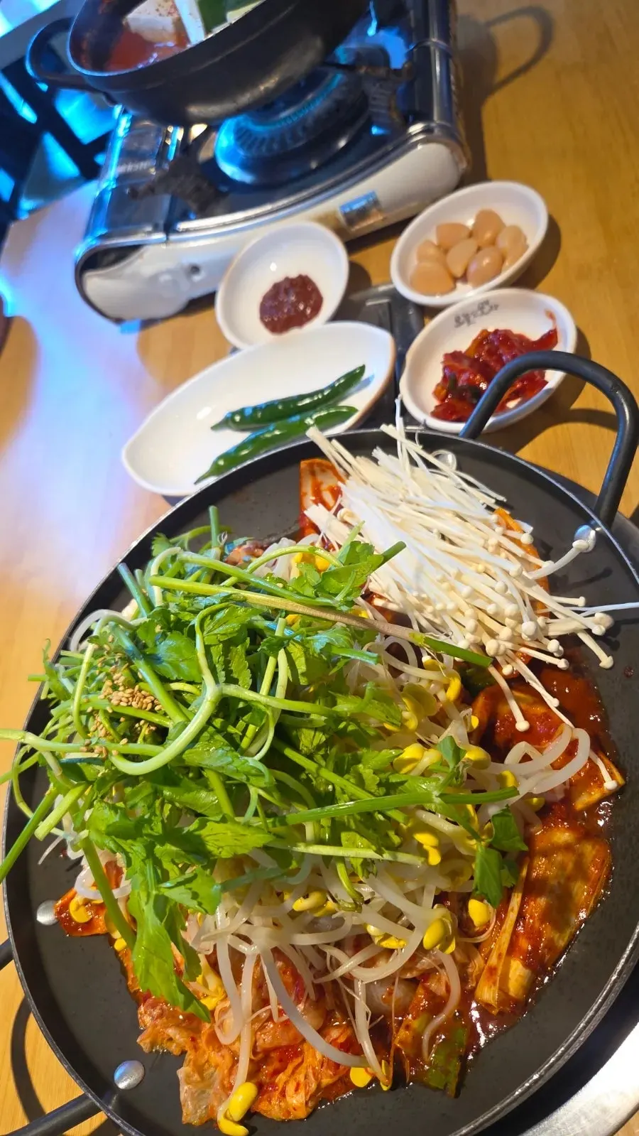 매콤한 양념의 오징어 제육 두루치기 한 상