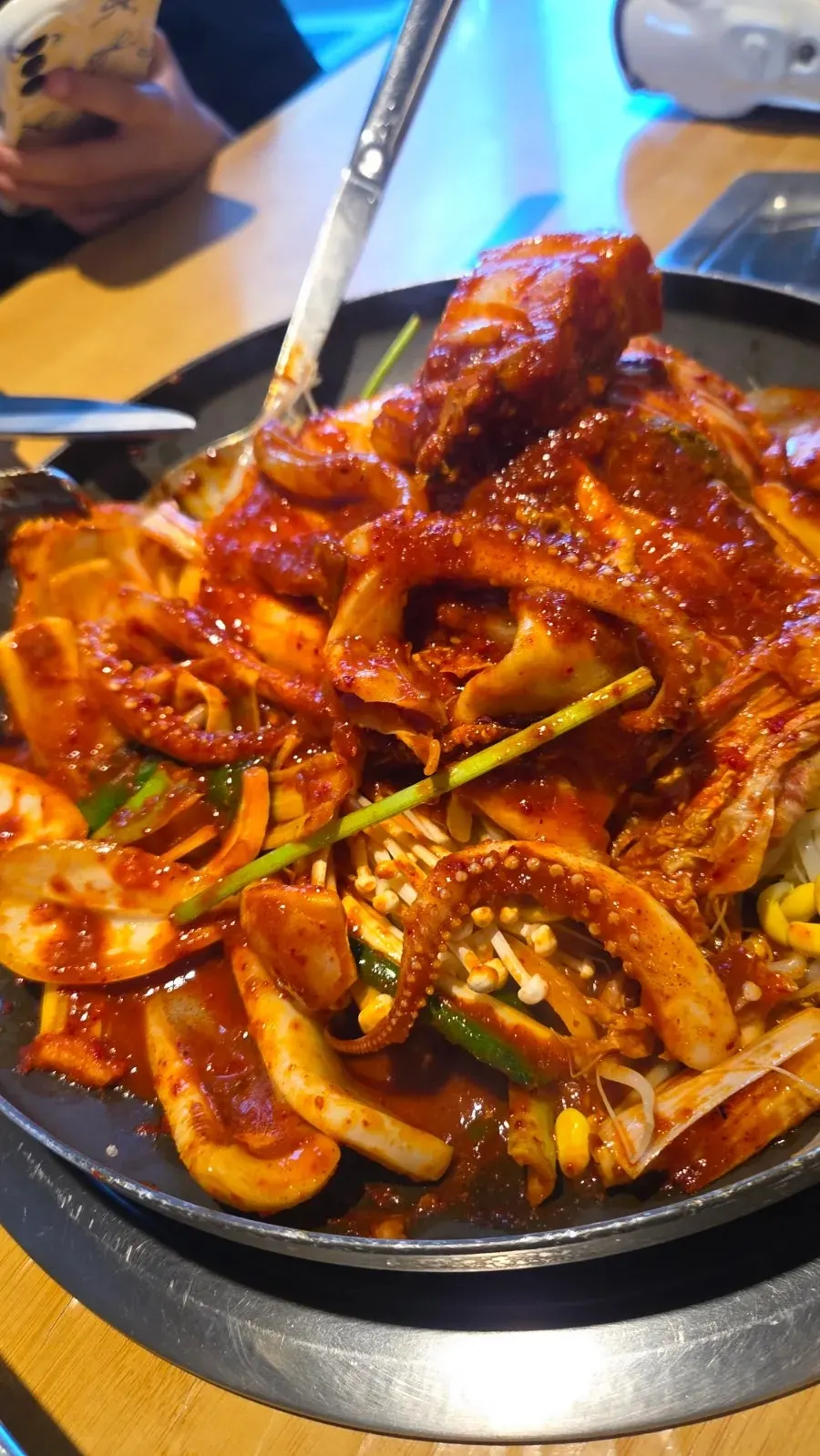 푸짐하게 담겨 나온 오징어 제육 두루치기