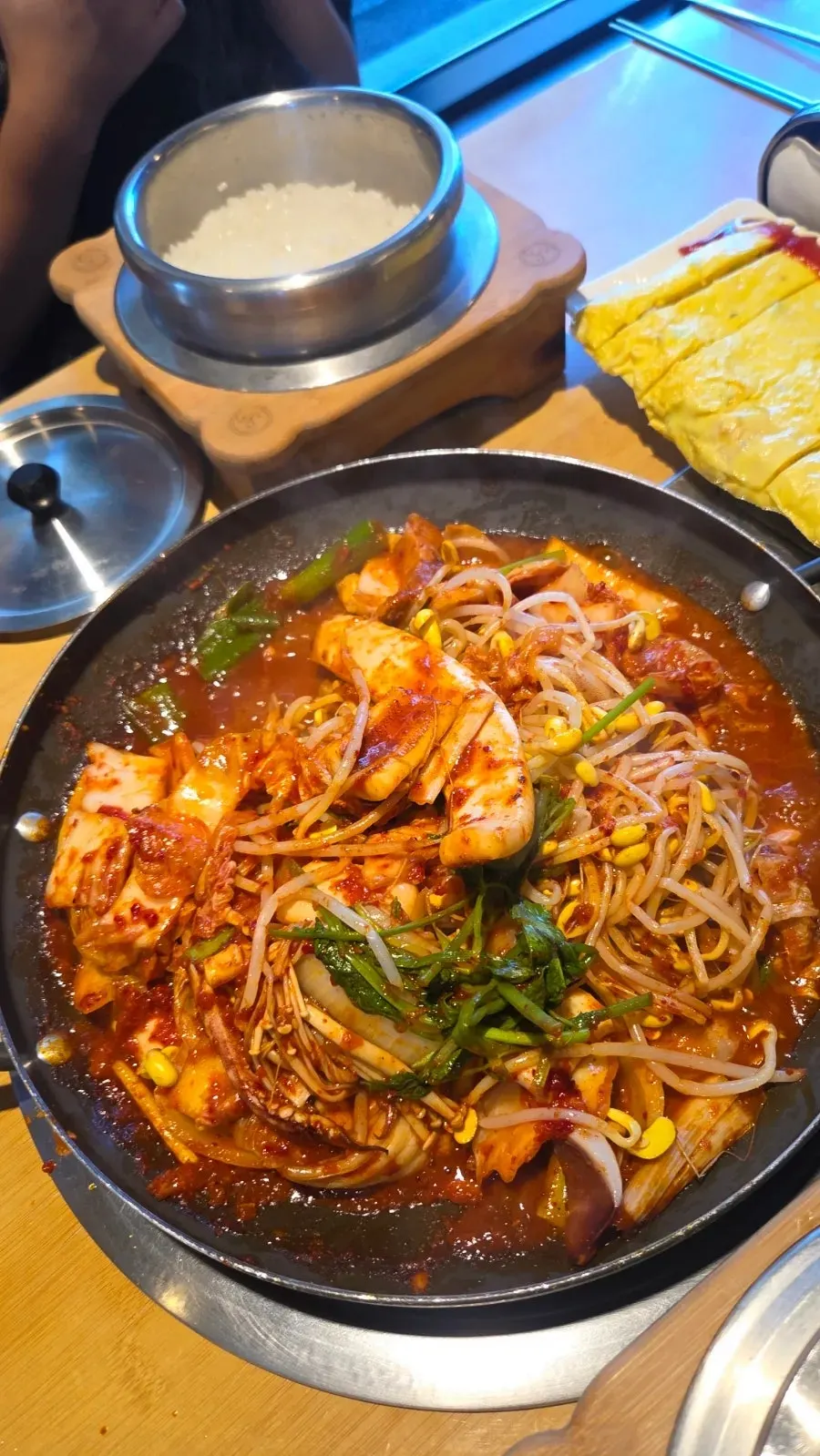 돼지고기와 오징어가 섞인 두루치기 클로즈업