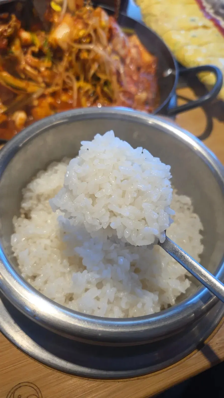 두루치기를 밥 위에 올린 모습
