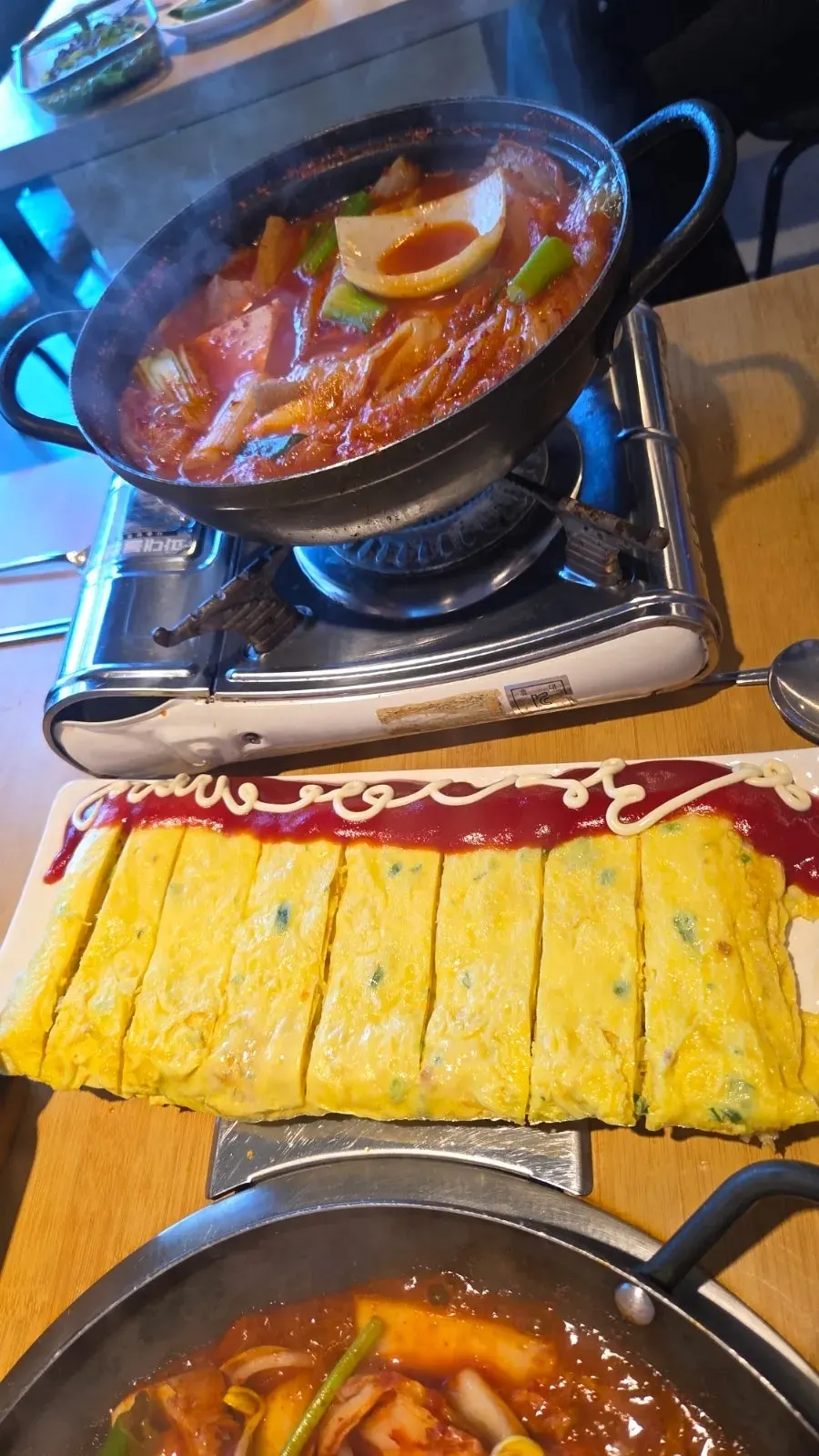 김치찌개와 함께 놓인 왕계란말이