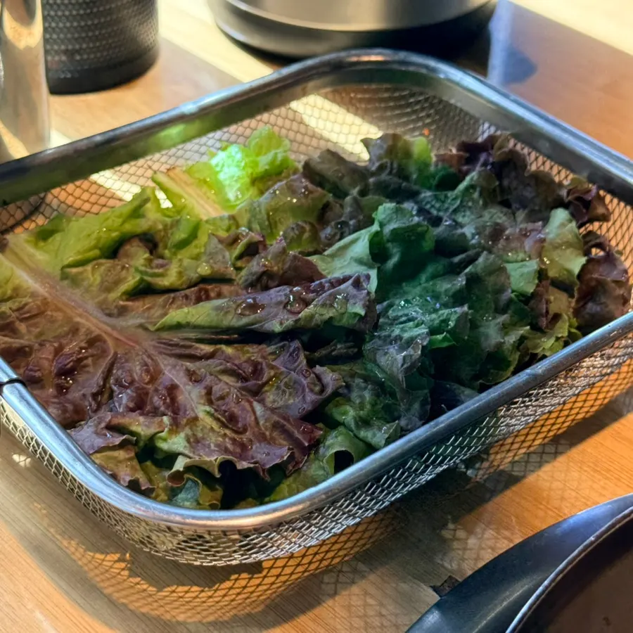 Freshly steamed sotbap paired with pork duruchigi