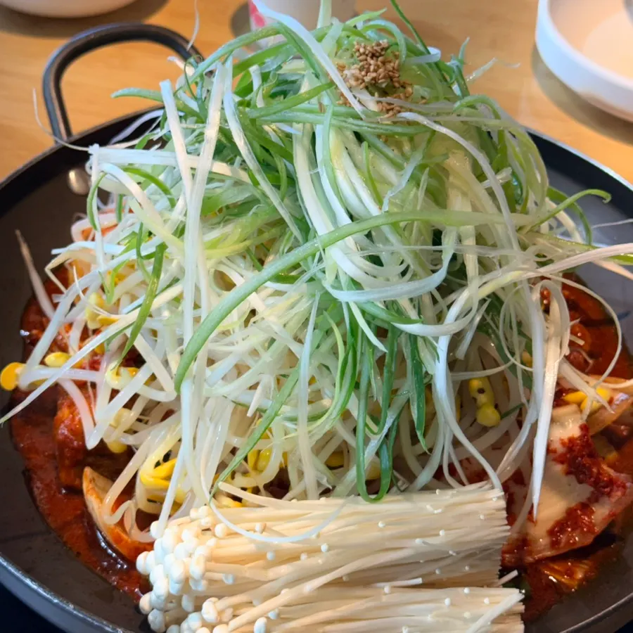 Lettuce wrap piled with duruchigi