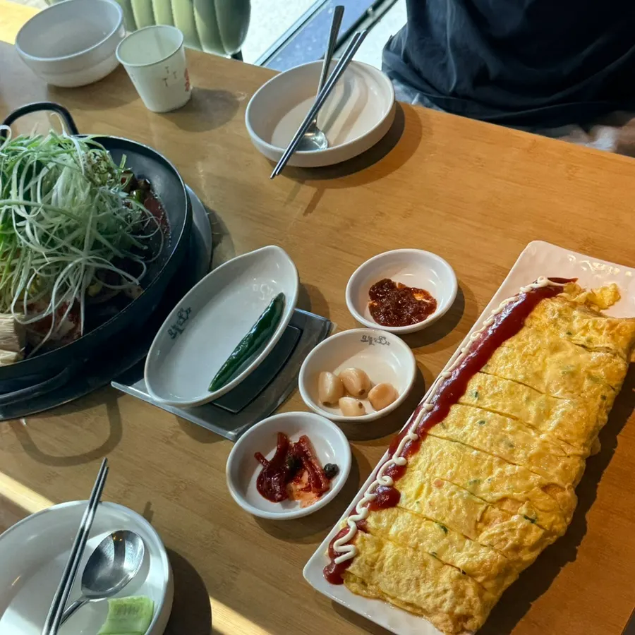 Table with duruchigi, egg roll, and sotbap together