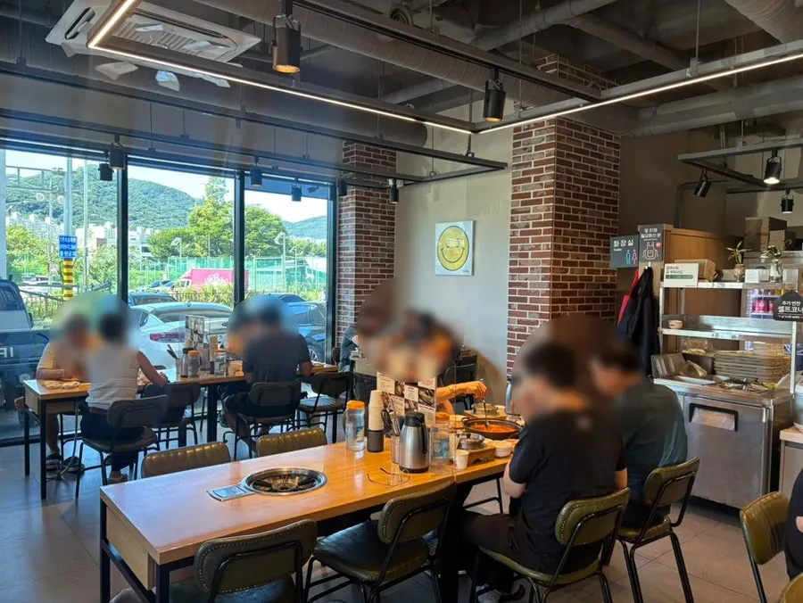 Spacious interior at Oneuldo Utja Chowol