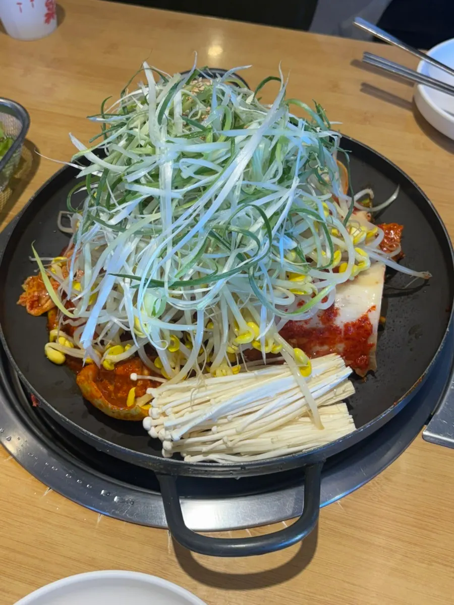 Pork duruchigi with scallions and bean sprouts