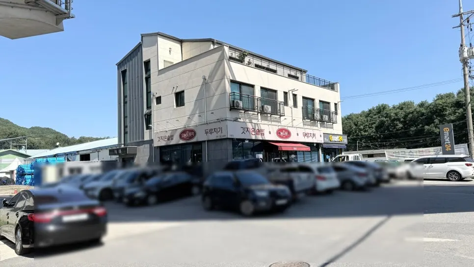 점심시간 차가 차기 시작한 매장 앞 주차 공간