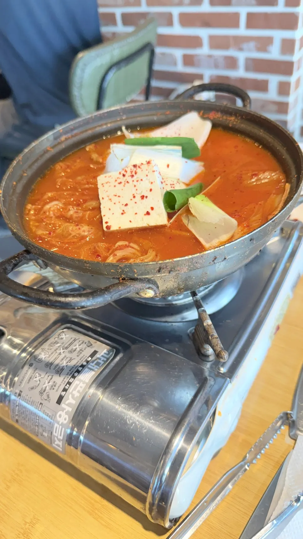 불 위에 올라간 김치찌개 냄비