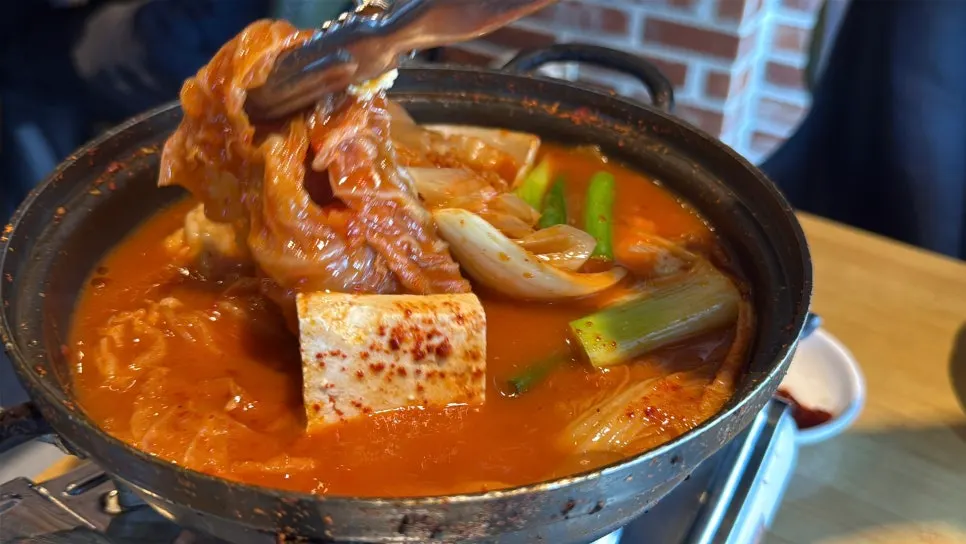 김치가 듬뿍 들어간 끓는 김치찌개