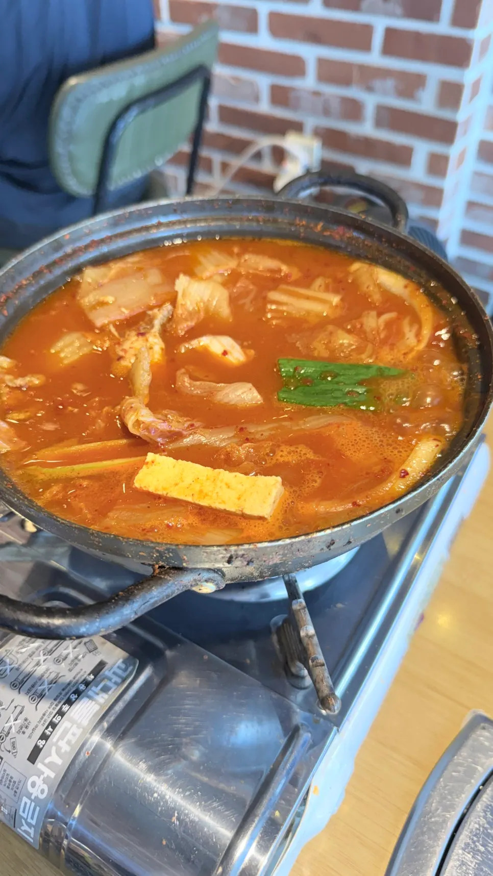 큼직하게 들어간 김치찌개 국내산 돼지고기