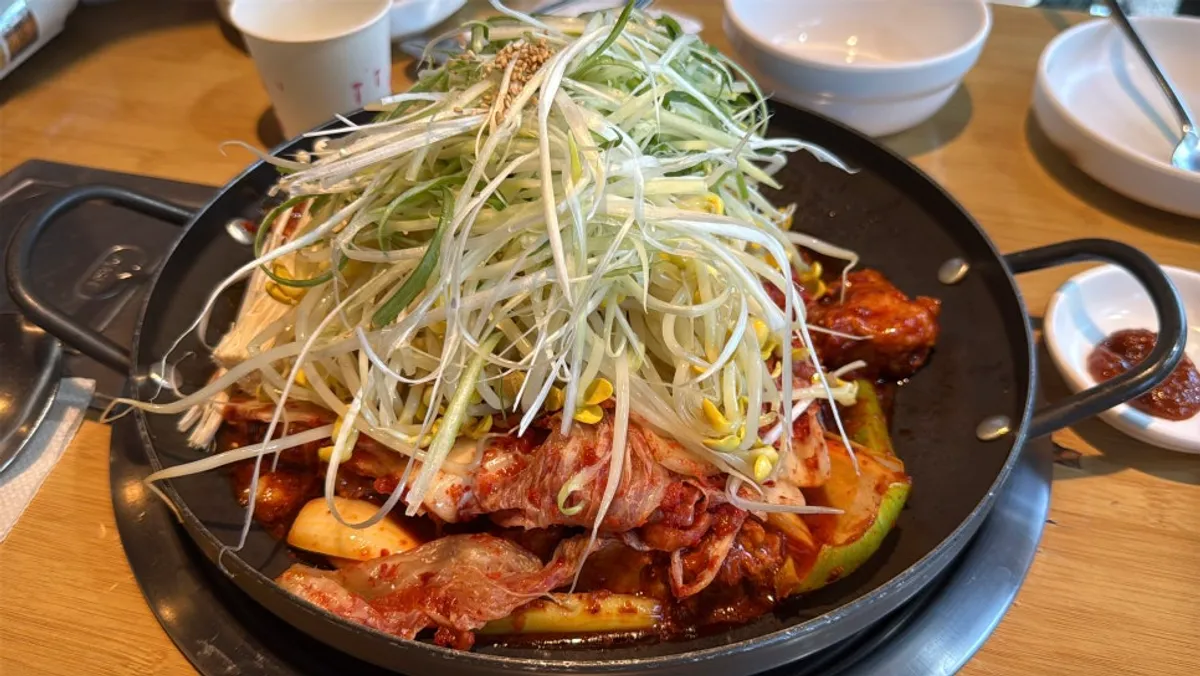 콩나물과 파채가 올라간 돼지 두루치기 한 판
