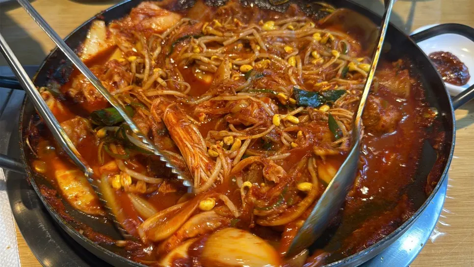 두루치기와 김치찌개를 함께 끓이는 식탁