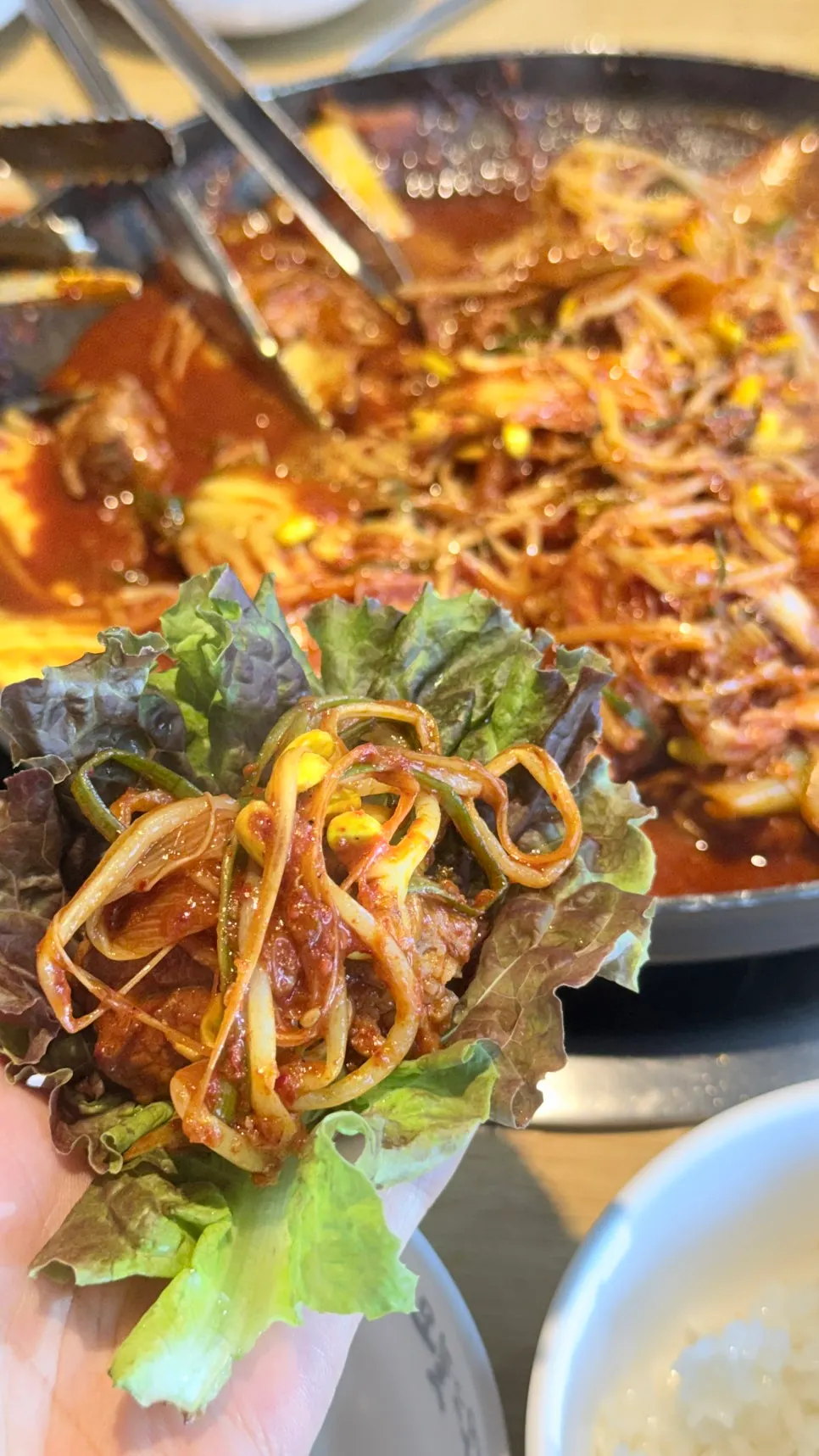 솥밥과 상추 쌈을 곁들인 두루치기 한상