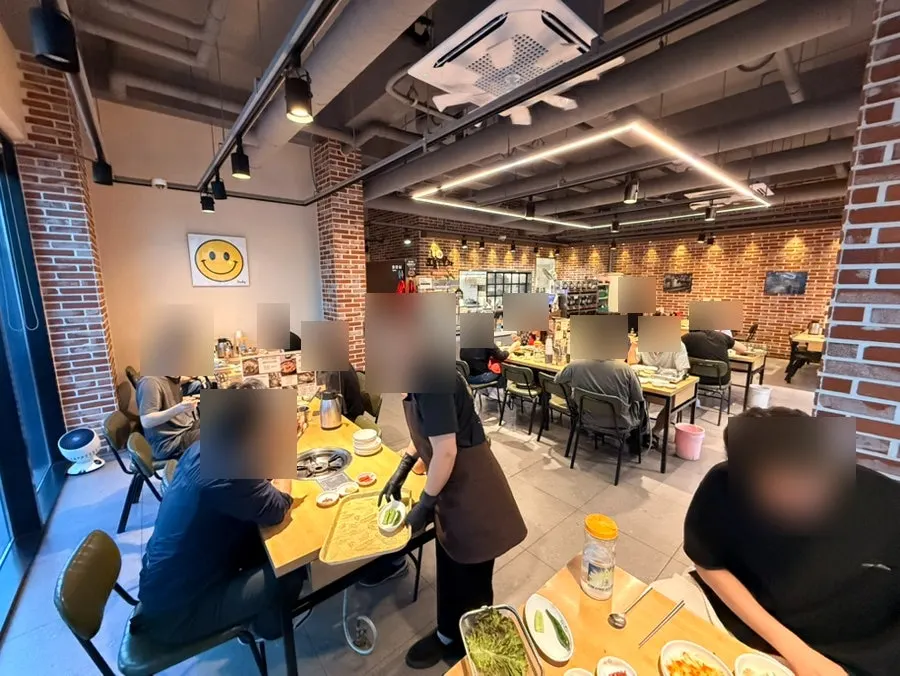 4인석 테이블이 놓인 오늘도웃자 초월 내부