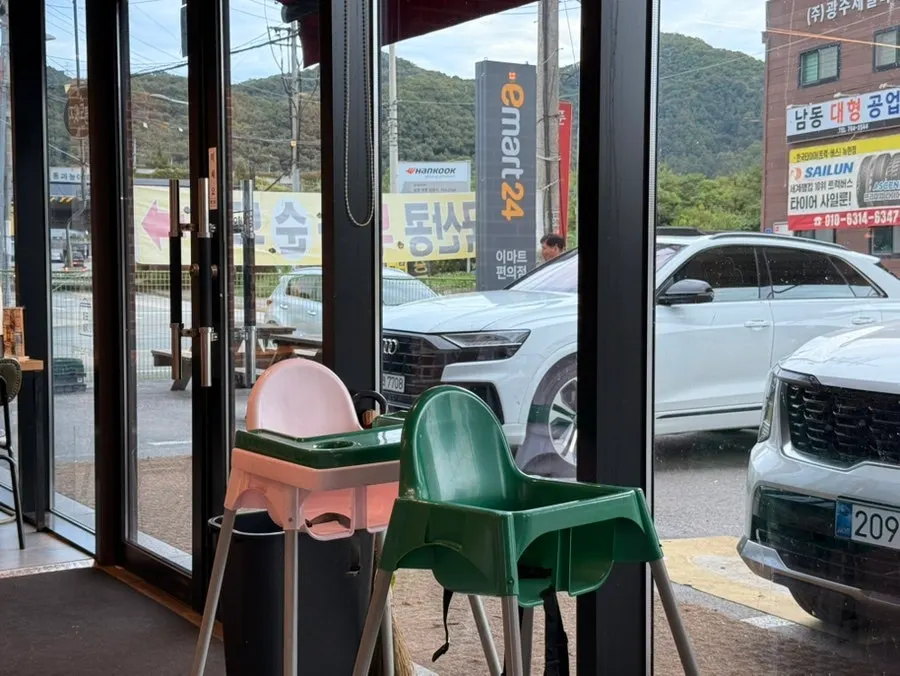 매장에 준비된 아기 의자