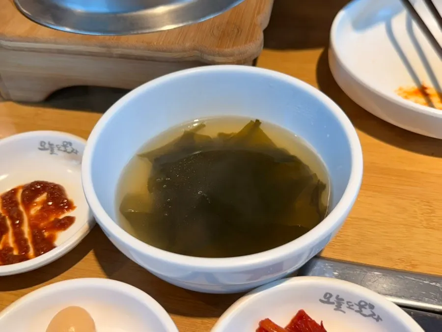 셀프바에서 가져온 미역국