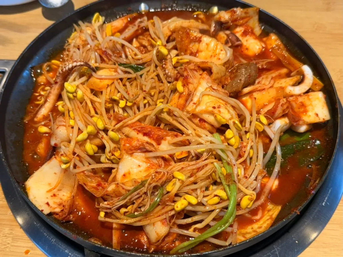 양념이 배어든 두루치기 돼지고기